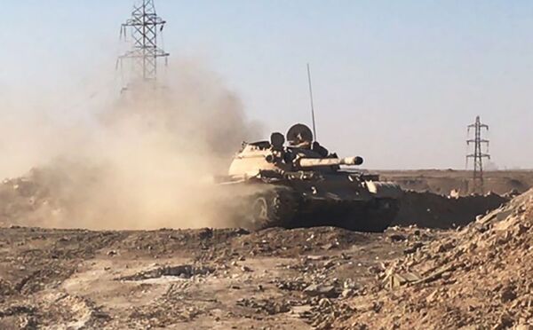 Военная техника сирийской армии во время наступления к востоку от города Дейр-эз-Зор в районе кладбищ - Sputnik Армения