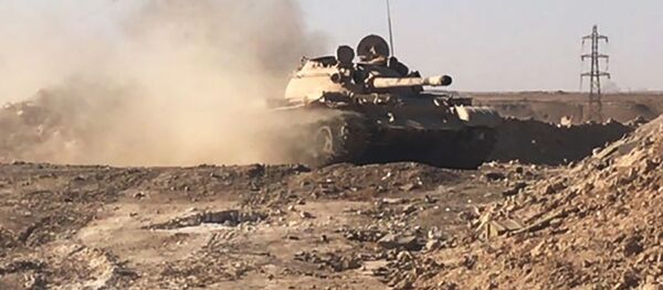 Военная техника сирийской армии во время наступления к востоку от города Дейр-эз-Зор в районе кладбищ Военная техника сирийской армии во время наступления к востоку от города Дейр-эз-Зор в районе кладбищ - Sputnik Արմենիա