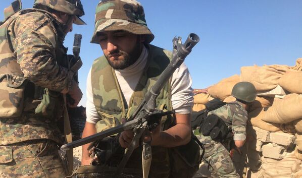 Бойцы сирийской армии во время наступления к востоку от города Дейр-эз-Зор в районе кладбищ - Sputnik Армения