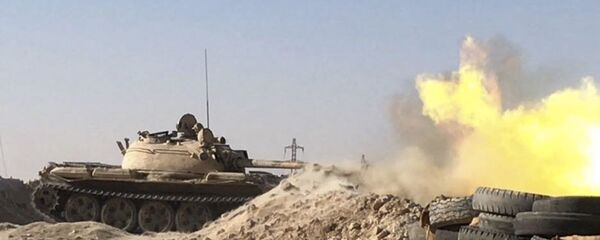 Военная техника сирийской армии во время наступления к востоку от города Дейр-эз-Зор в районе кладбищ - Sputnik Армения