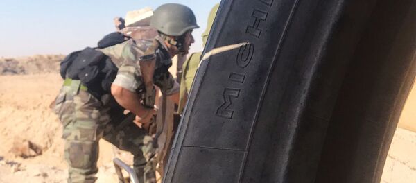 Бойцы сирийской армии во время наступления к востоку от города Дейр-эз-Зор в районе кладбищ Бойцы сирийской армии во время наступления к востоку от города Дейр-эз-Зор в районе кладбищ - Sputnik Армения