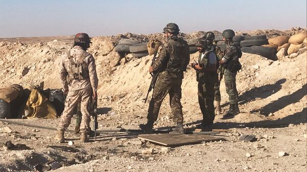 Бойцы сирийской армии во время наступления к востоку от города Дейр-эз-Зор в районе кладбищ - Sputnik Армения