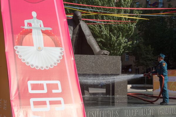 Լվացվեցին Երևանի արձանները - Sputnik Արմենիա