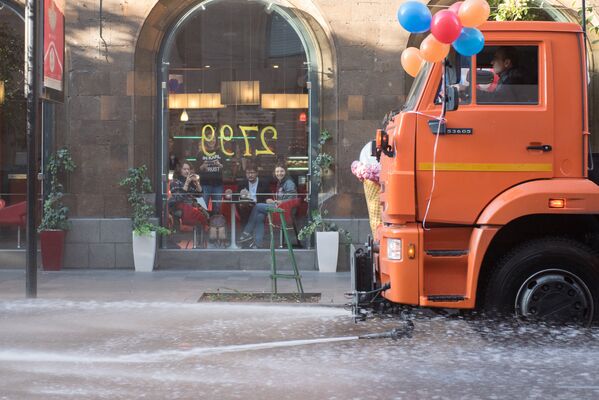 «Էրեբունի-Երևան 2799». «Երևան՝ սիրո քաղաք» ծրագիրը մեկնարկեց ջրցան մեքենաների արդեն ավանդական դարձած տոնական շքերթով - Sputnik Արմենիա
