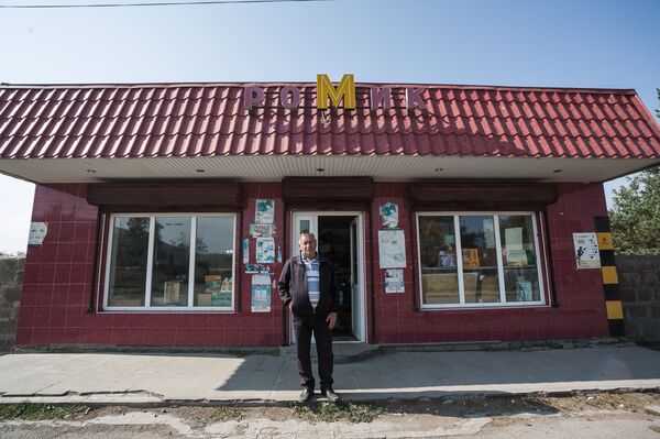 Хозяин магазина Ромик в селе Гореловка - Sputnik Армения