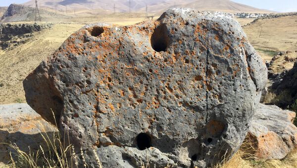Камень, называемый  сельчанами карфон в Бандиване, использовался для коммуникации с людьми - Sputnik Արմենիա