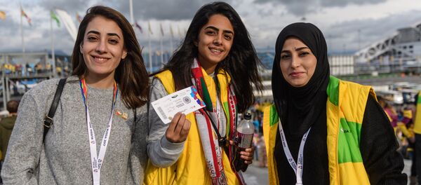 Участники XIX Всемирного фестиваля молодежи и студентов в Олимпийском парке в Сочи - Sputnik Армения