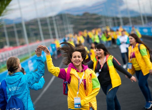 Участники и волонтеры XIX Всемирного фестиваля молодежи и студентов в Олимпийском парке в Сочи - Sputnik Армения