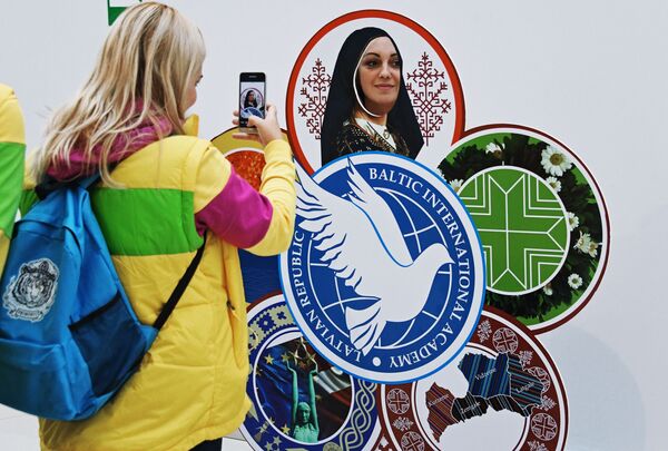 Участники XIX Всемирного фестиваля молодежи и студентов фотографируются на выставке YOUTH EXPO в Сочи - Sputnik Армения