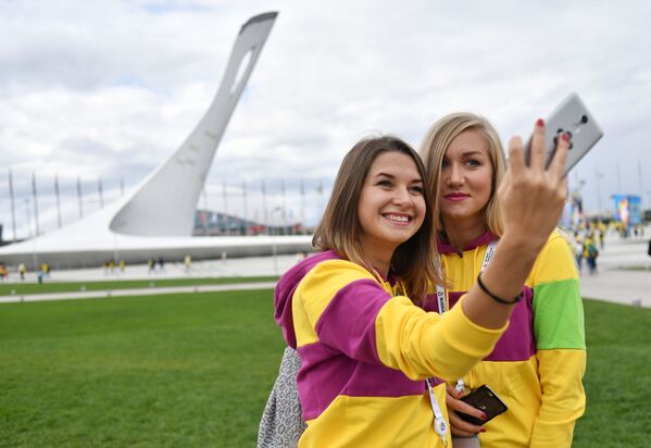 Участницы XIX Всемирного фестиваля молодежи и студентов фотографируются в Олимпийском парке в Сочи - Sputnik Армения