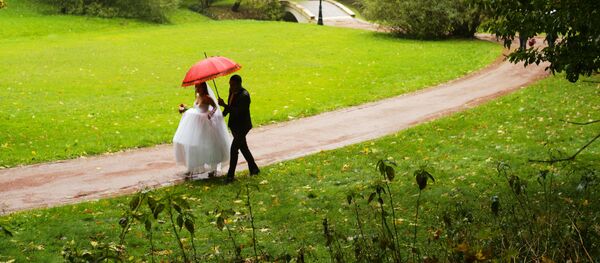 Молодожены в парке Царицыно Молодожены в парке Царицыно - Sputnik Արմենիա