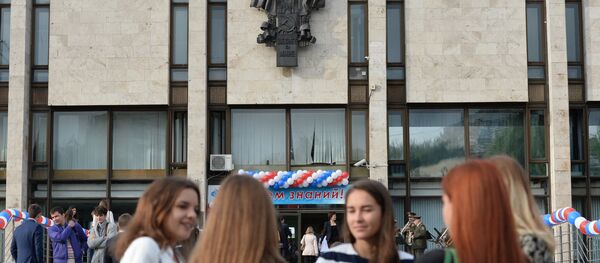 Студенты у здания Московского государственного института международных отношений (МГИМО) Студенты у здания Московского государственного института международных отношений (МГИМО) - Sputnik Արմենիա