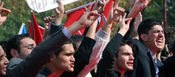 Азербайджанские туристы проводят акцию протеста против курдских бомбежек - Sputnik Армения