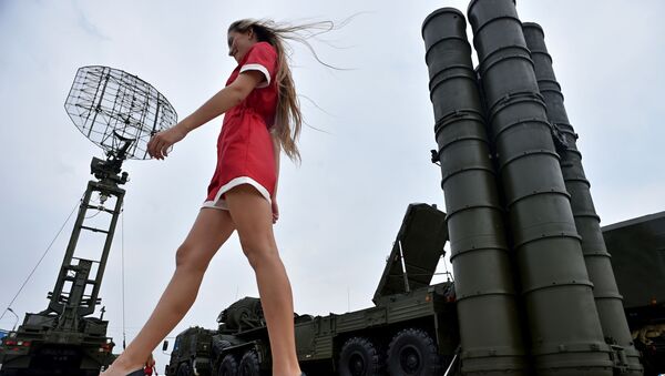 Девушка у ЗРК С-400 Триумф на военной выставке Оборонэкспо-2014 в Жуковском - Sputnik Армения