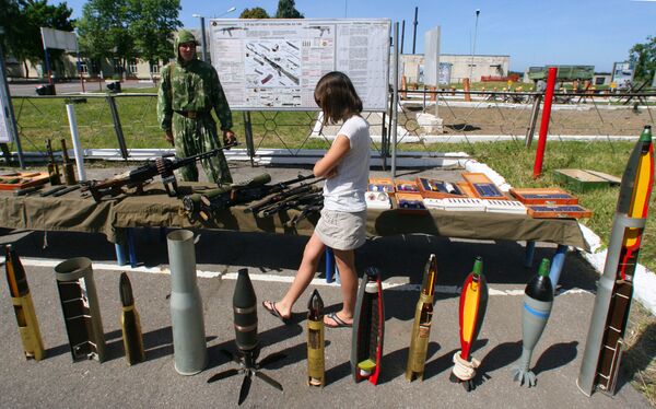 Девушка осматривает образцы снарядов, мин, гранат и других взрывных устройств во время Дня открытых дверей в морском инженерном батальоне Балтийского флота - Sputnik Армения
