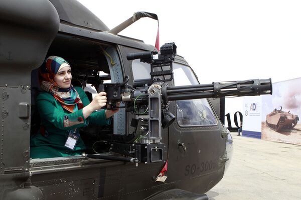 Посетительница в вертолете на выставке SOFEX в Иордании - Sputnik Армения