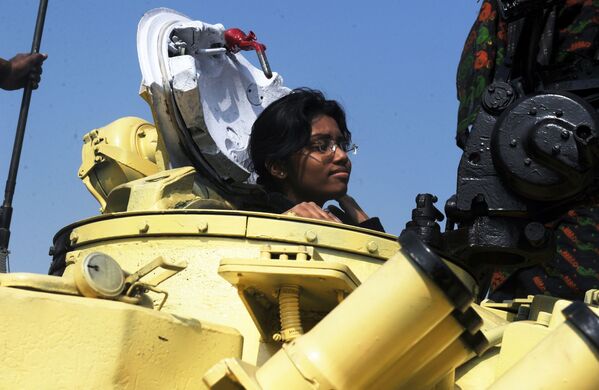 Девушка в танке Т-72 на выставке вооружений индийской армии в Калькутте - Sputnik Армения