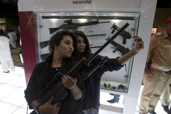 Посетительницы на международной оборонной выставке IDEAS в Пакистане - Sputnik Армения