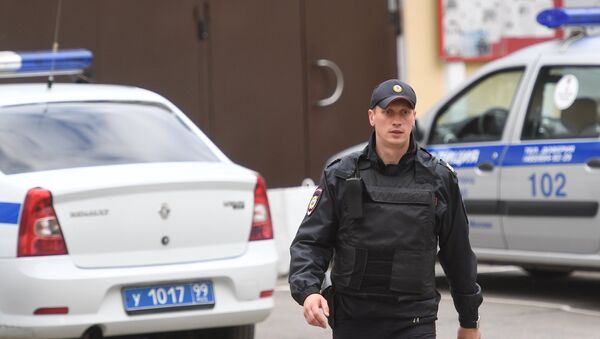 Сотрудник полиции у ОВД Китай-город в Москве - Sputnik Армения