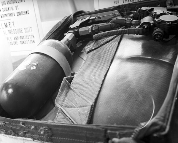 Парашютный кислородный прибор со сбитого самолета U2 Парашютный кислородный прибор со сбитого самолета U2 - Sputnik Армения