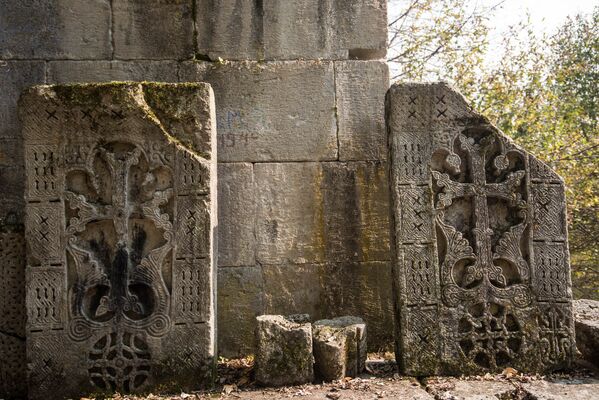 На стенах церкви Джухтакванк сохранилось большое количество надписей и на одной из них упоминается другое название этой церкви - храм Сурб Петроса. - Sputnik Армения