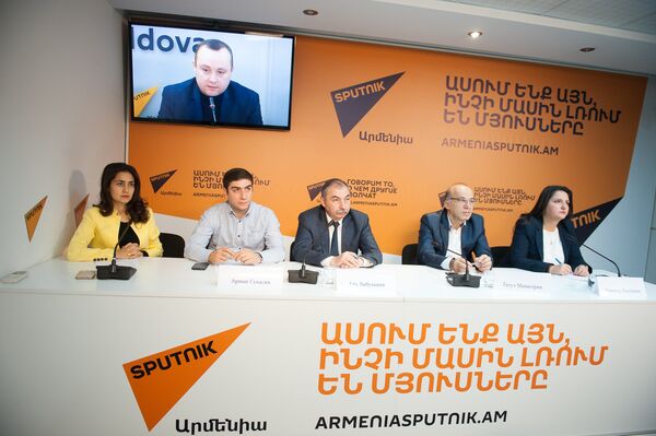 Арман Гукасян, Айк Бабуханян, Татул Манасерян и Цовинар Костанян Арман Гукасян, Айк Бабуханян, Татул Манасерян и Цовинар Костанян - Sputnik Армения