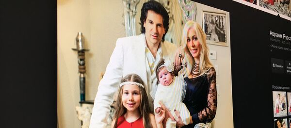 Авраам Руссо с женой Морелой и детьми - Sputnik Армения