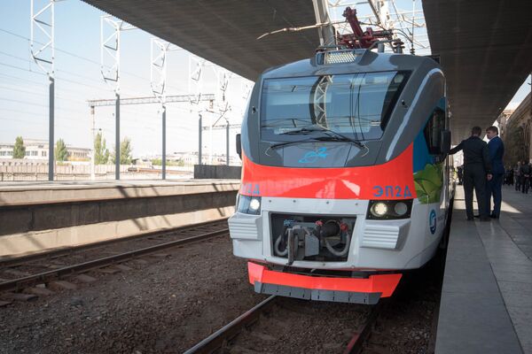 Новый современный электропоезд, привезенный из России в Ереван - Sputnik Армения