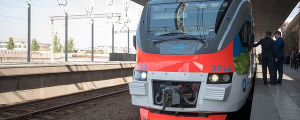 Новый современный электропоезд, привезенный из России в Ереван. Архивное фото. - Sputnik Армения