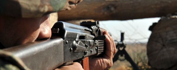 Армянский военнослужащий на боевой позиции Армянский военнослужащий на боевой позиции - Sputnik Армения