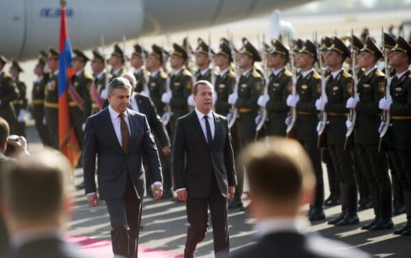 Премьер-министр Армении Карен Карапетян встретил премьер-министра России Дмитрия Медведева - Sputnik Армения