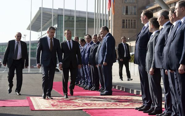 Премьер-министр Армении Карен Карапетян встретил премьер-министра России Дмитрия Медведева - Sputnik Армения