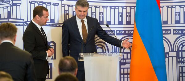 Дмитрий Медведев и Карен Карапетян - Sputnik Армения