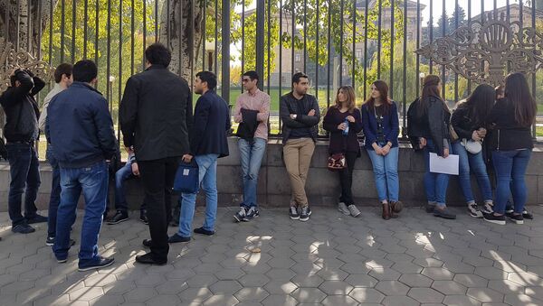 Акция протеста армянских студентов у здания Национального собрания РА - Sputnik Արմենիա