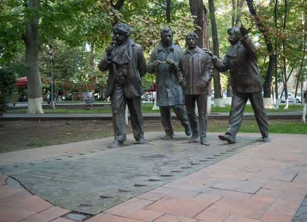 Мужчины - памятник главным персонажам одноименного армянского комедийного фильма. Скульптор - Давид Минасян. Мужчины - памятник главным персонажам одноименного армянского комедийного фильма. Скульптор - Давид Минасян. - Sputnik Армения