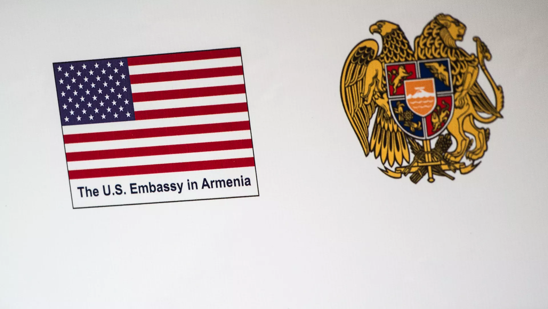 Флаг США и герб Армении