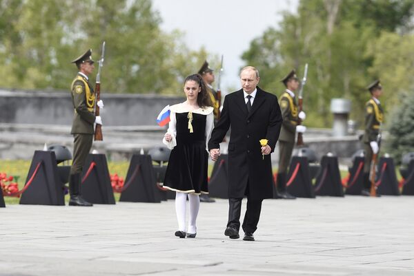 Владимир Путин в Мемориале жертв Геноцида армян в Цицернакаберде Владимир Путин в Мемориале жертв Геноцида армян в Цицернакаберде - Sputnik Армения