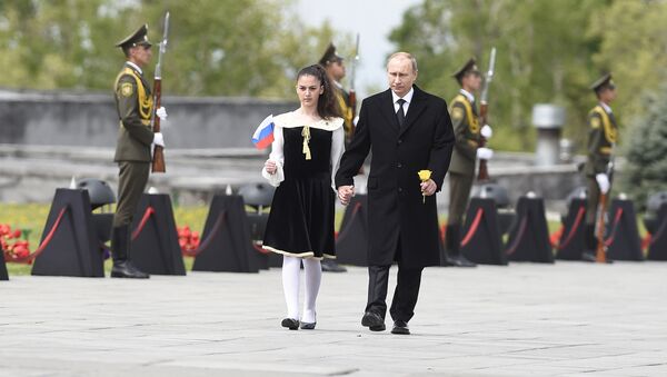 Владимир Путин в Мемориале жертв Геноцида армян в Цицернакаберде - Sputnik Армения