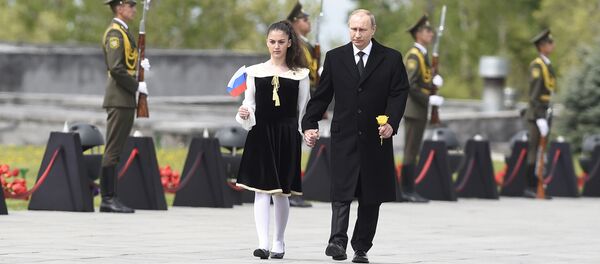 Владимир Путин в Мемориале жертв Геноцида армян в Цицернакаберде - Sputnik Արմենիա