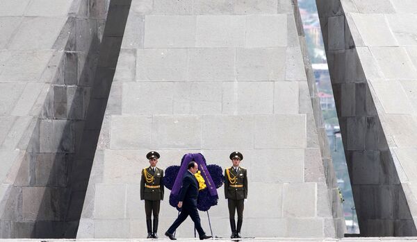 Франсуа Олланд в Мемориале жертв Геноцида армян в Цицернакаберде Франсуа Олланд в Мемориале жертв Геноцида армян в Цицернакаберде - Sputnik Армения