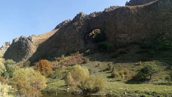 Скалы в курортном селе Бжни - Sputnik Армения
