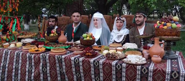 Традиционная армянская свадьба в музее-заповеднике «Звартноц» привлекла и туристов Традиционная армянская свадьба в музее-заповеднике «Звартноц» привлекла и туристов - Sputnik Արմենիա