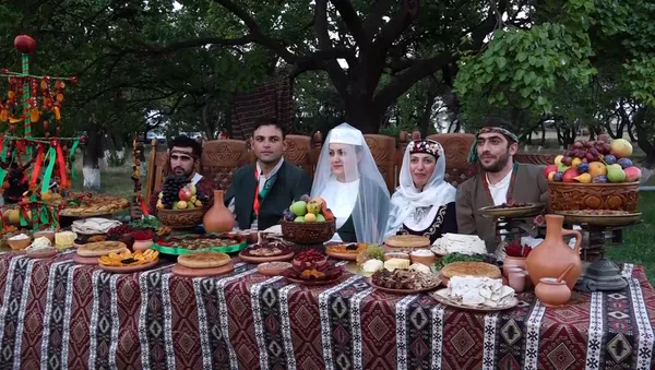 Традиционная армянская свадьба в музее-заповеднике «Звартноц» привлекла и туристов - Sputnik Армения