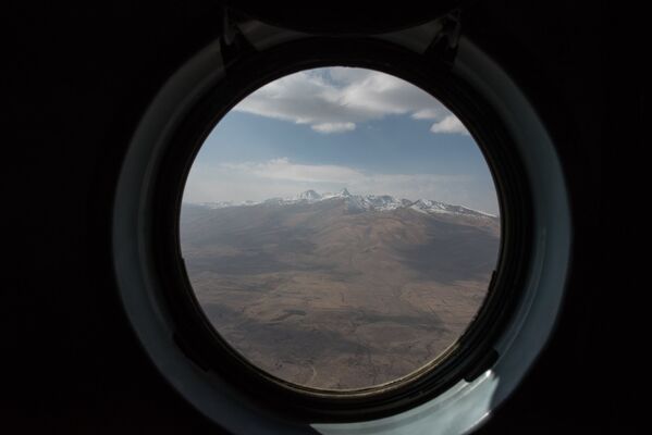 Гора Арагац из иллюминатора вертолета - Sputnik Армения