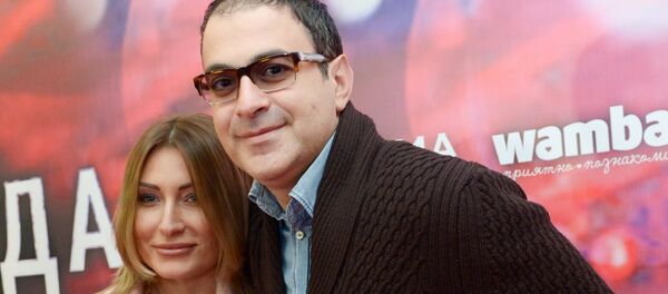 Жұмыстағы трусики Макияжсыз сексуалды және әдемі порно актрисалар