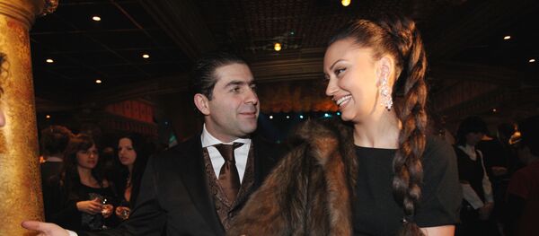 Артур Джанибекян с супругой на открытии концертно-развлекательного комплекса Golden Palace Артур Джанибекян с супругой на открытии концертно-развлекательного комплекса Golden Palace - Sputnik Արմենիա