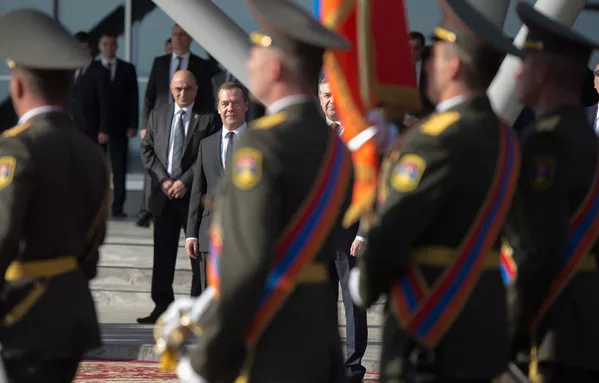 Визит премьер-министра России Дмитрия Медведева проходил в год празднования 25-летия установления российско-армянских дипломатических отношений и 20-летия большого Договора о дружбе, сотрудничестве и взаимной помощи. - Sputnik Армения