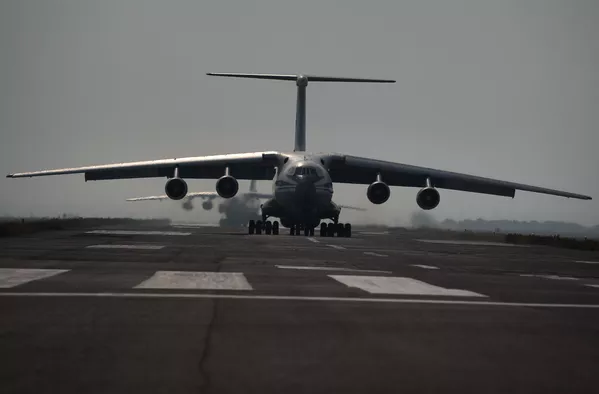 Самолет ИЛ-76 взлетает с авиабазы Эребуни во время официального празднования Дня Авиации. - Sputnik Армения
