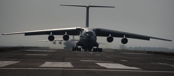 Самолет ИЛ-76 взлетает с авиабазы Эребуни во время официального празднования Дня Авиации. - Sputnik Армения