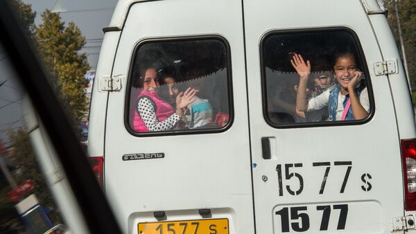Счастливые дети в маршрутке - Sputnik Արմենիա